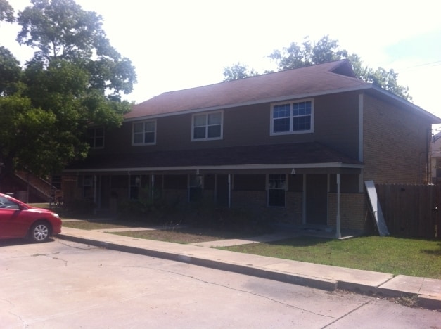 Building Photo - 310-314 Manuel Dr