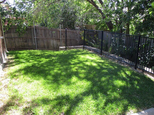 Building Photo - $1895  3 Bed/2 Bath/2 Garage  Ready for Move-in Home in Mustang Creek