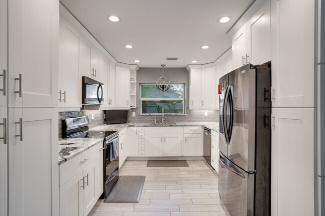 Building Photo - 2076 Burnice Dr