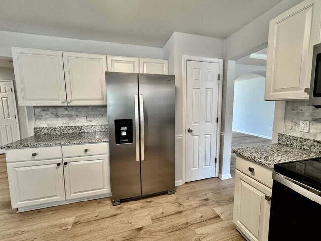 Building Photo - 4-Bedroom Home Castleton Ready 07-16-26! A Pet-Friendly Home - All Appliances - Fenced Yard - Exc...