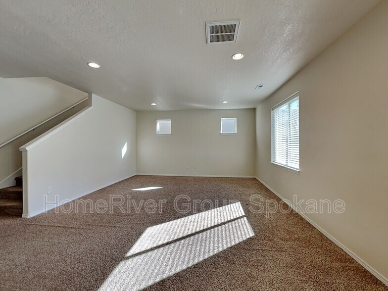 Building Photo - 1315 N Rogue River St