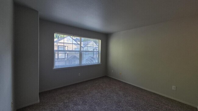 Building Photo - Edgefield Town Home Just steps away from McMenamins Edgefield, and Old Town Troutdale