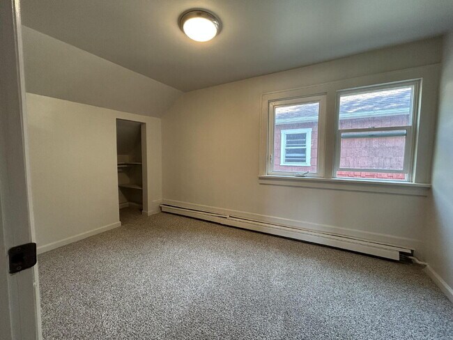Building Photo - "Charming 2-Bedroom Haven in the Heart of ...