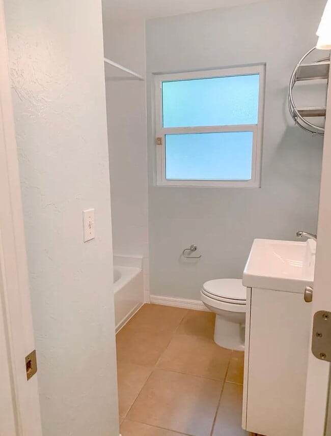 Building Photo - Hottest location, unit available near best beaches and downtown