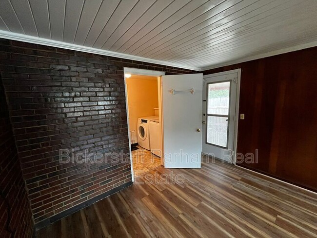 Building Photo - 4445 Sims St