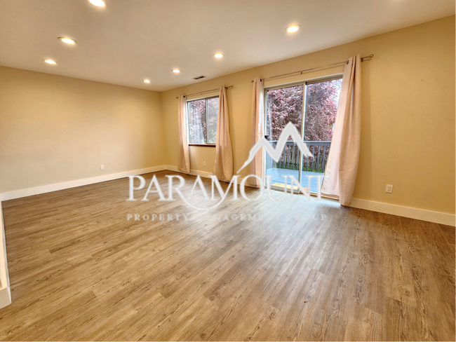Building Photo - Gorgeous 3 Bedroom in Silverdale!