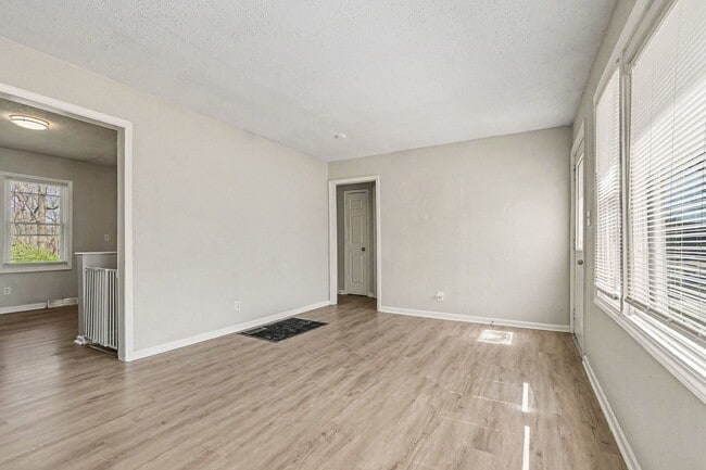 Building Photo - Charming Two Bedroom, One Bathroom Home Near Kansas City Zoo!