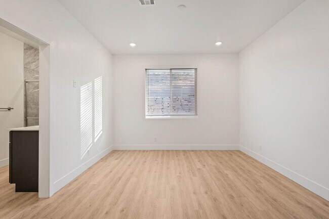 Building Photo - Beautiful 4 bedroom, 3.5 bathroom twin home in St George!