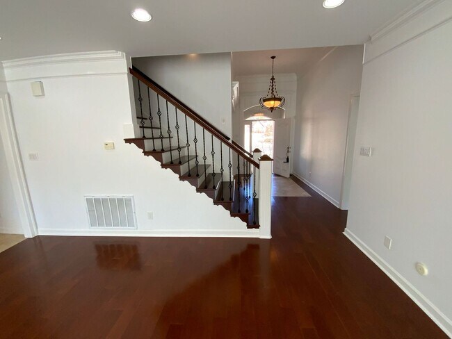 Building Photo - 123 Courts Ln