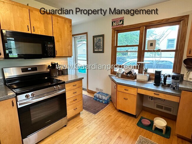 Building Photo - Minnetonka Single Family Home, Corner Lot, Dishwasher, W/D, 1 Car Garage