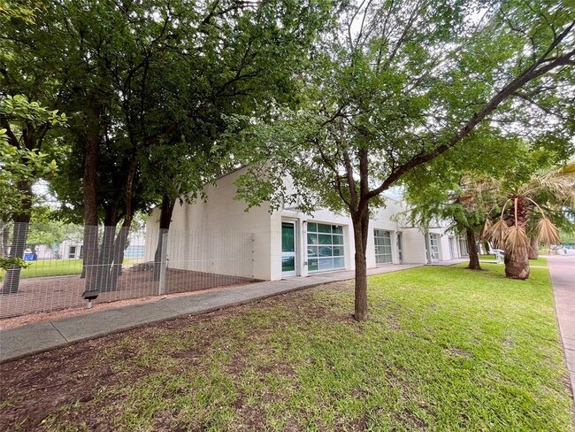 Building Photo - 902 Gardner Rd