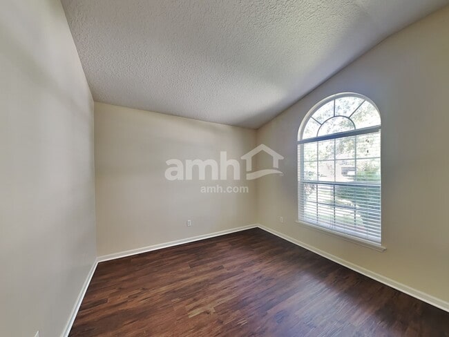 Building Photo - 633 Battlegate Ln