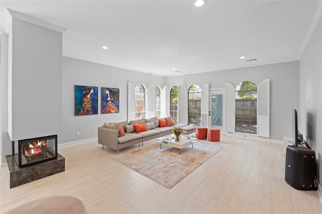 Building Photo - 14215 Scarborough Fair St