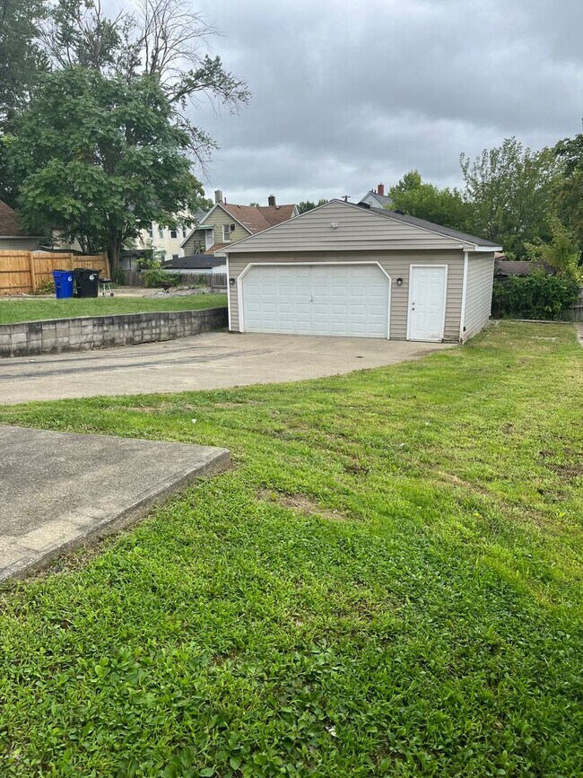 Building Photo - Old Brooklyn Area - 3 Bedroom Single Famil...