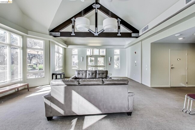 Building Photo - 555 10th St