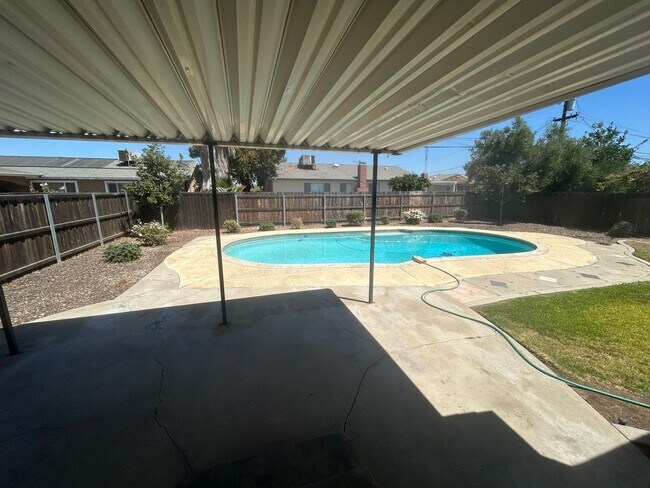 Building Photo - Stay cool in Lemoore in this spacious home...