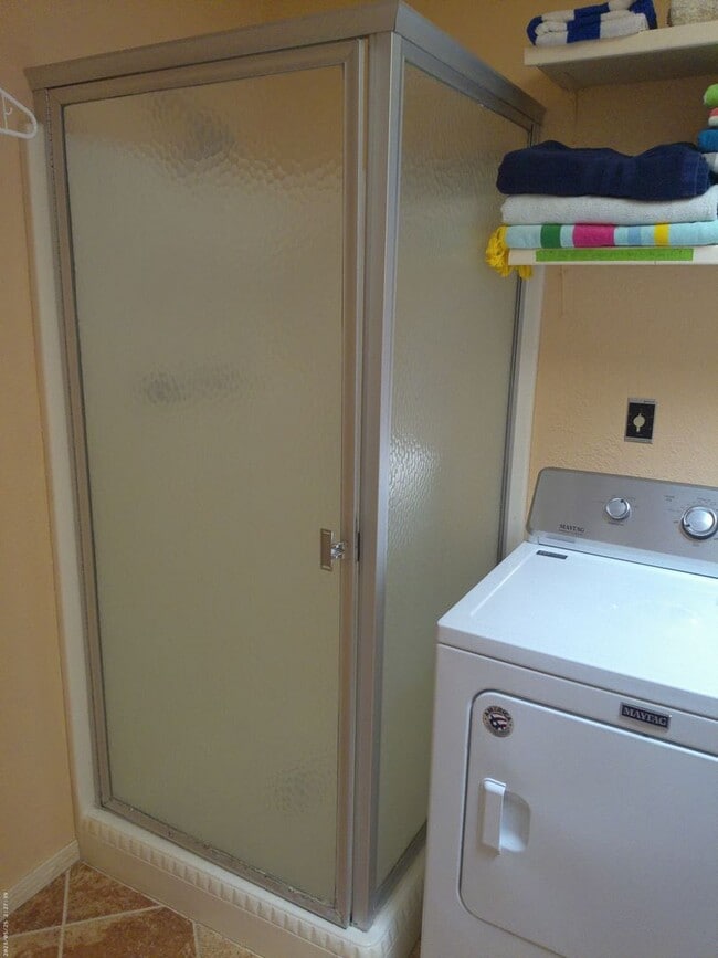 Building Photo - Entertainers Delight Beautiful Pool home Available May 12 to Sept 15, 2026