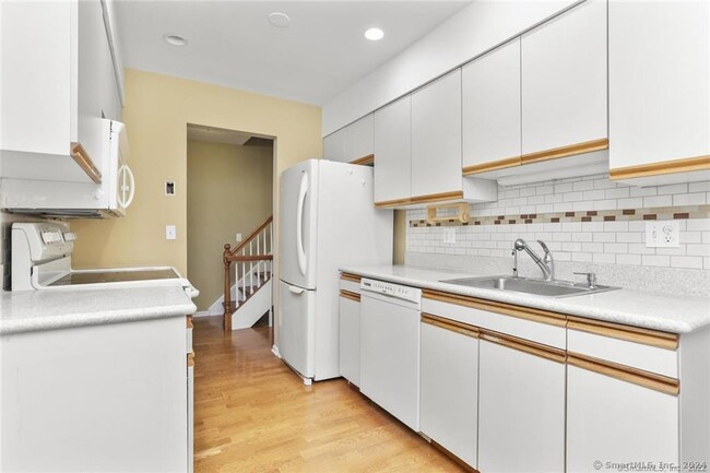 Building Photo - 202 Soundview Ave