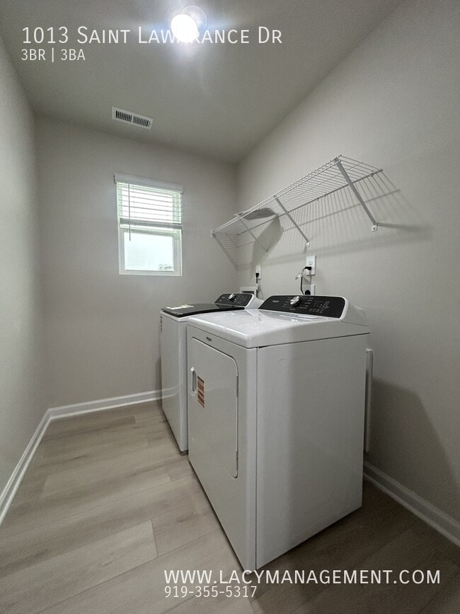 Building Photo - 1013 St Lawrence Dr