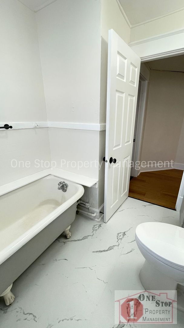 Building Photo - Beautiful 4 Bedroom 2 Bathroom Home in Kansas City!