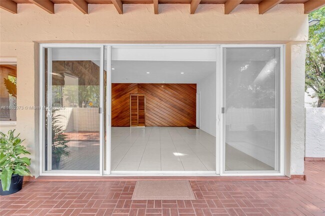 Building Photo - 9131 Fontainebleau Blvd