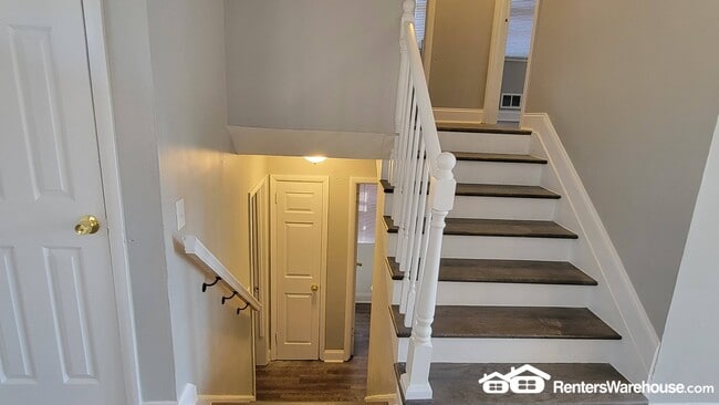 Building Photo - 131 Oak Dr SW