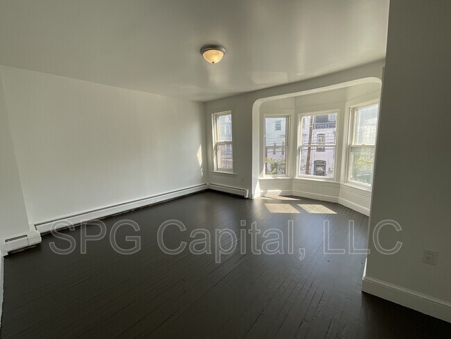 Building Photo - 164 S Pine St