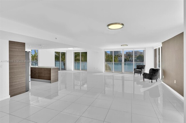 Building Photo - 9901 E Bay Harbor Dr