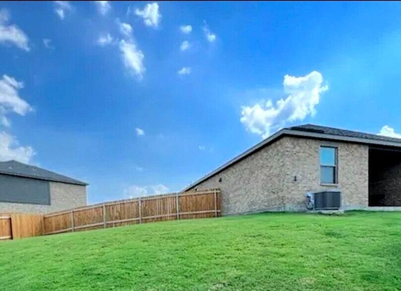 Building Photo - 2304 Dahlia Way