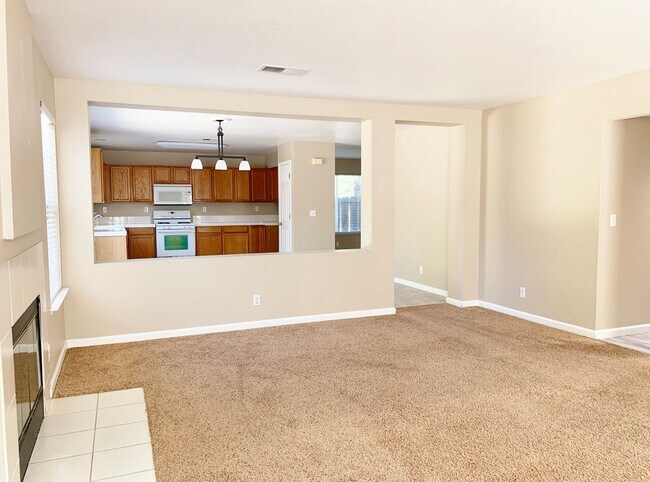 Building Photo - 4 Bedroom Home in Hollister