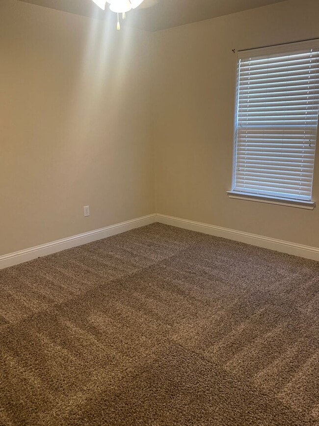 Building Photo - 3 Bedroom 2 bath home!