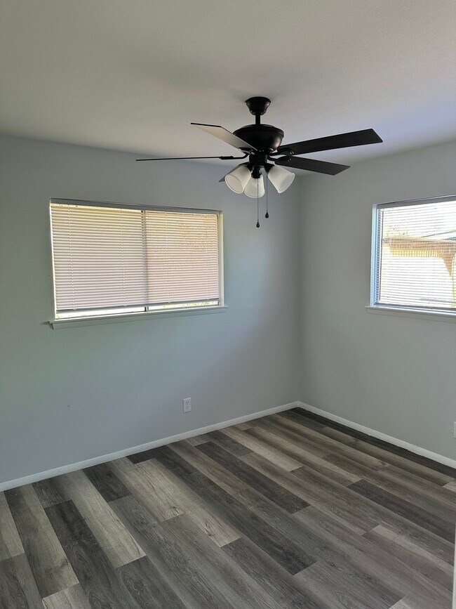 Building Photo - 115 Meadow Trail Dr