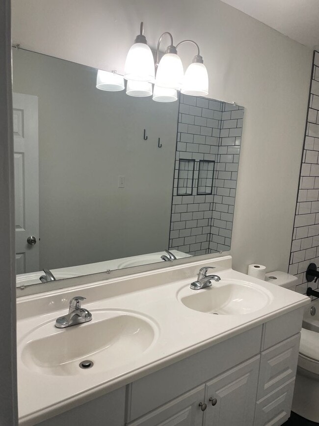 Building Photo - NOW AVAILABLE -  3 Bedroom, 1 Bath Home Ne...