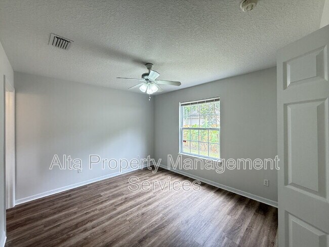 Building Photo - 324 Lena St