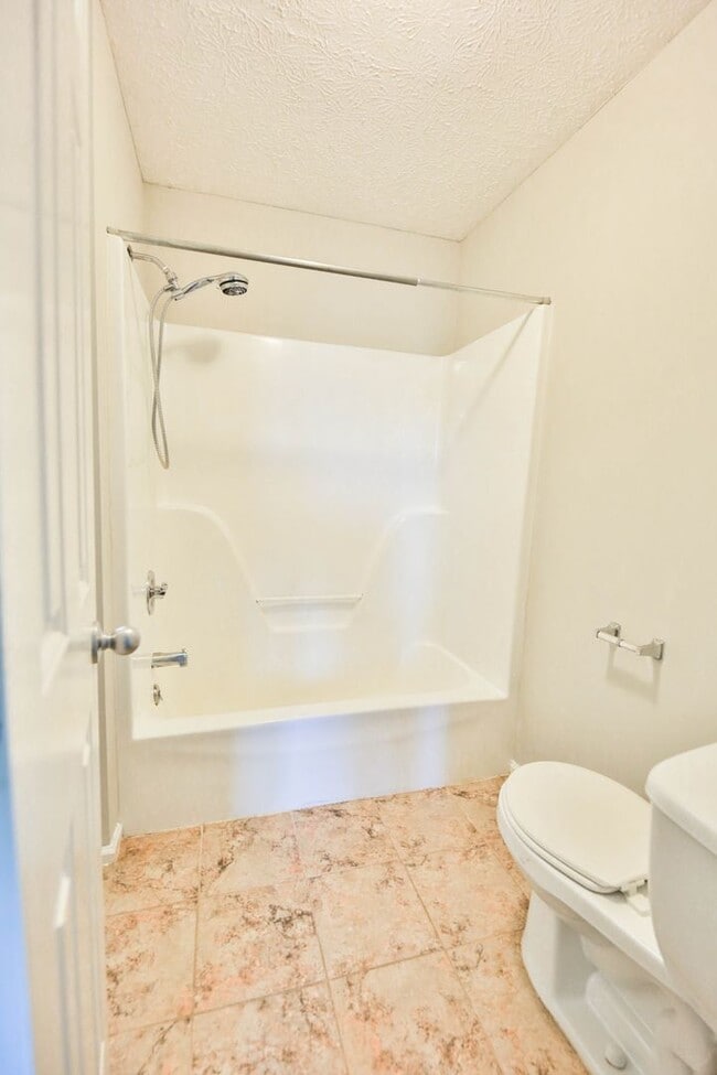 Building Photo - Convenient Antioch Townhome