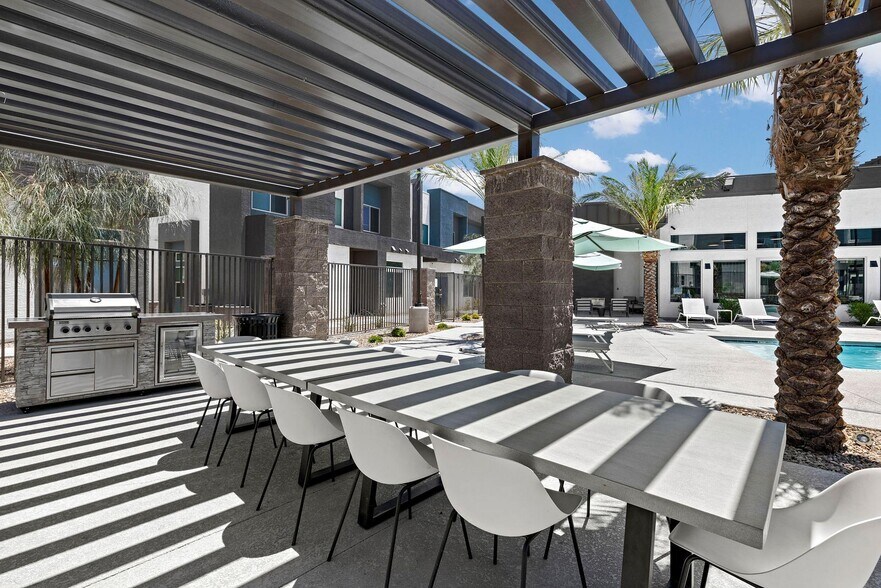 Building Photo - 2705 N Rancho Dr