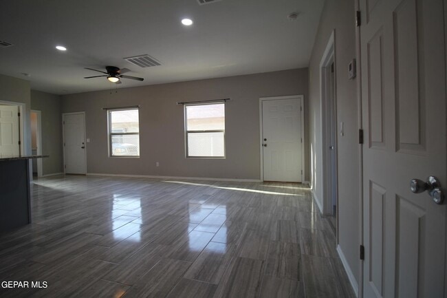 Building Photo - 517 Val Verde St