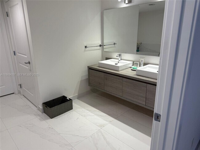 Building Photo - 400 Sunny Isles Blvd