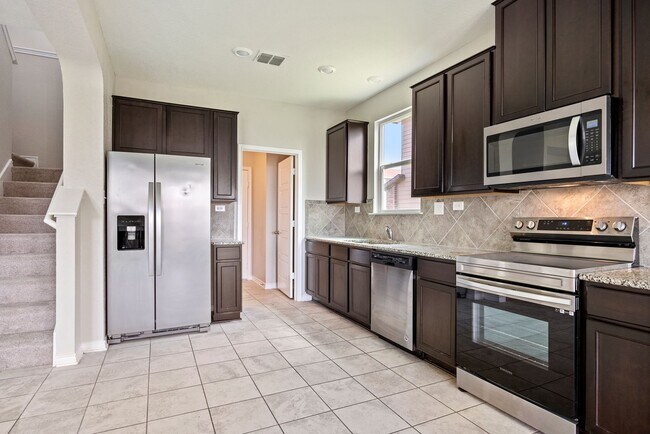 Building Photo - Charming 3-Bed, 2.5-Bath Home with Modern ...