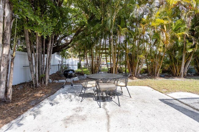 Building Photo - 711 Bayshore Dr