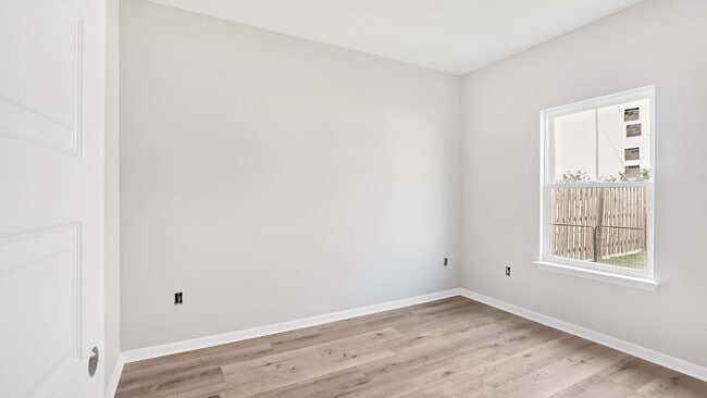 Building Photo - *** MOVE IN SPECIAL *** 3 BED 2 BATH