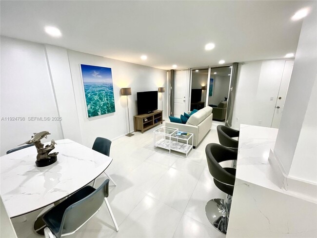 Building Photo - 1100 Alton Rd