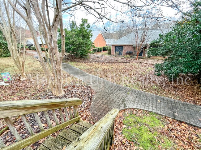 Building Photo - Charming Townhome with Garage! Close to the interstate and shopping!