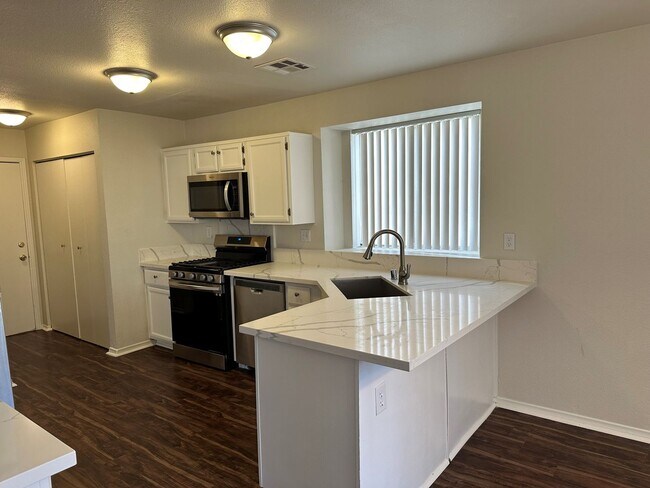 Building Photo - GORGEOUS NORTHWEST HOME, MOVE IN READY!