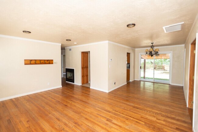 Building Photo - 307 N 3rd St