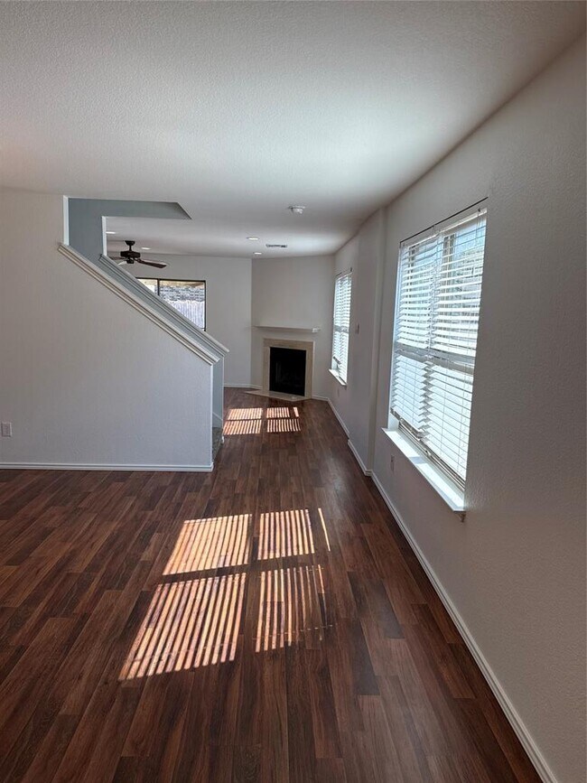 Building Photo - 2114 Cottontail Dr