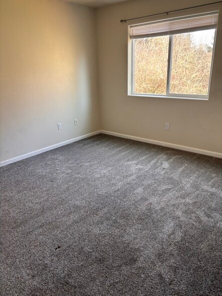 Building Photo - 657 N Main Ave