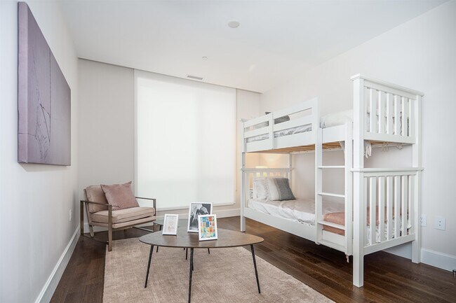 Building Photo - 372 9th St