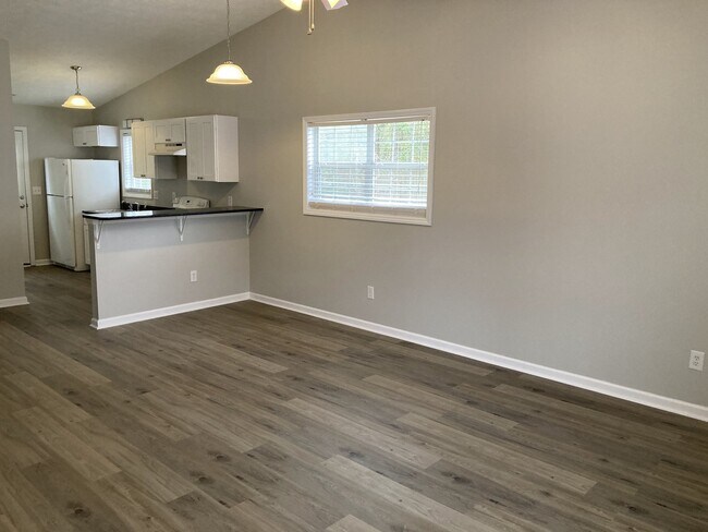 Building Photo - Newly Renovated 2 Bedroom Home!!