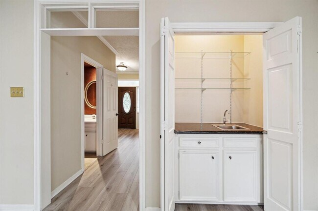 Building Photo - 5618 Spring Lodge Dr